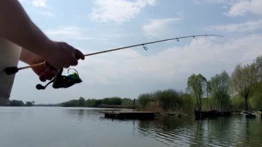 Elinde olta tutan bir adam.