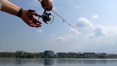 Elinde olta tutan bir adam.