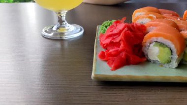 Somon ve wasabi ile suşi.