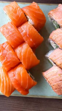 Somon ve wasabi ile suşi.