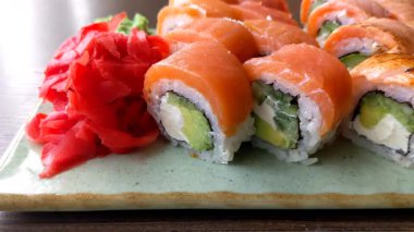 Somon ve wasabi ile suşi.