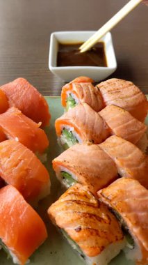 Somon ve wasabi ile suşi.