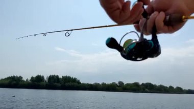 Nehirde balık tutmak, bahar zamanı.