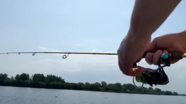 Nehirde balık tutmak, bahar zamanı.