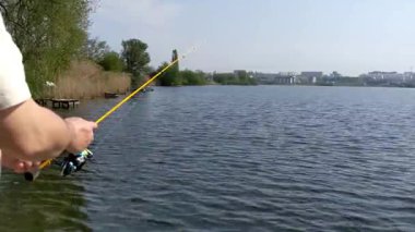 Gölde balık tutmak, bahar zamanı.