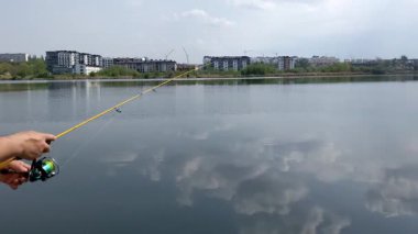 Gölde balık tutmak, bahar zamanı.