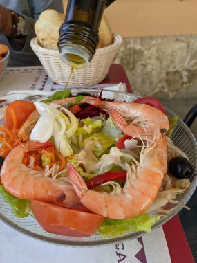 Karides, domates, zeytin, zeytin yağı, peynir ve sebze salatası..