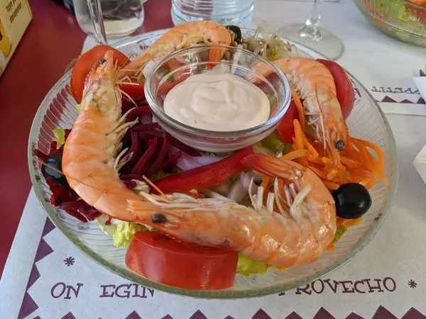 Cam bir kasede taze deniz ürünleri.