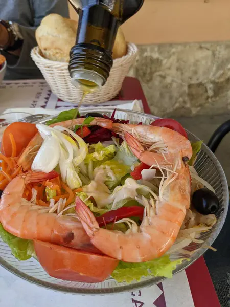 Deniz ürünleri ve sebzeli taze deniz ürünleri.