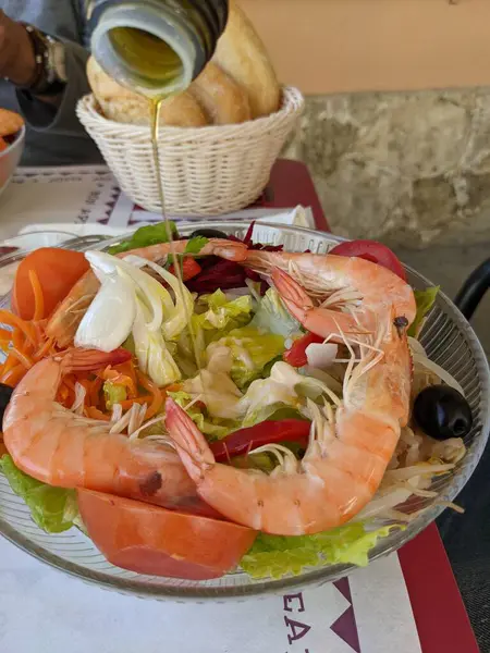 Masada taze deniz ürünleri ve salata var.