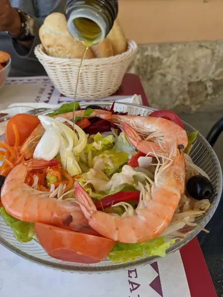 Bir tabakta deniz ürünleri ve deniz ürünleri ve bir bardak kırmızı şarap. Akdeniz.