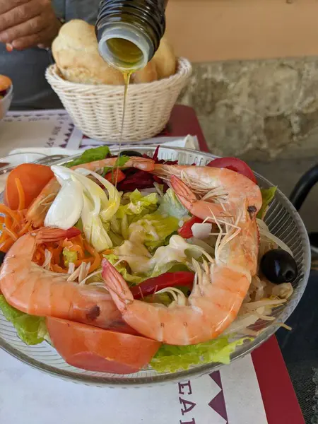 Deniz ürünleri, taze sebzeler, balık, karides, mürekkep balığı ve midye.