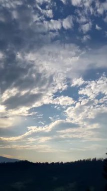 Dağların üzerinden gün batımı