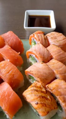 Somon balıklı suşi, en iyi manzara.