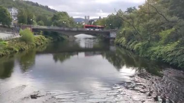 Şehirdeki nehir manzarası