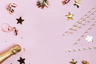 Pembe arka planda Altın Parti dekoru, şenlikli dekoratif eşyalar düzlük, Yeni Yıl Yılı