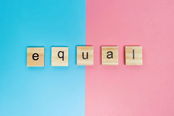 単語半分のピンクの半分の青の背景に等しい 男女平等の権利 — ストック写真