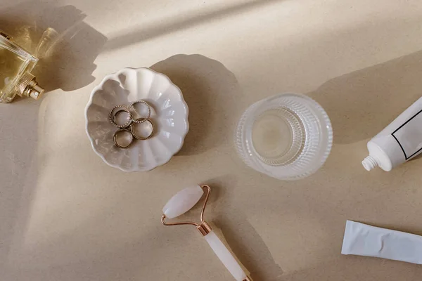 베이지 테이블 여자의 도구와 액세서리 화장품 — 스톡 사진