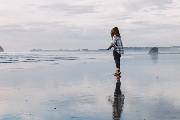 Mulher Gostando Estar Livre Costa Oregon Dia Nublado Praia Com — Fotografia de Stock