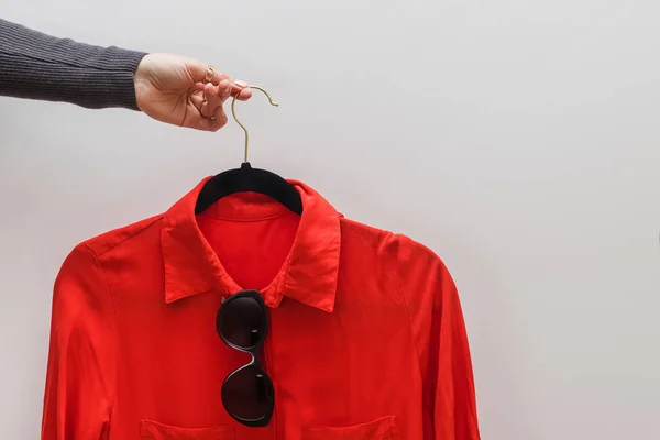 Die Hand Der Frau Hält Einen Kleiderbügel Mit Rotem Kleid — Stockfoto