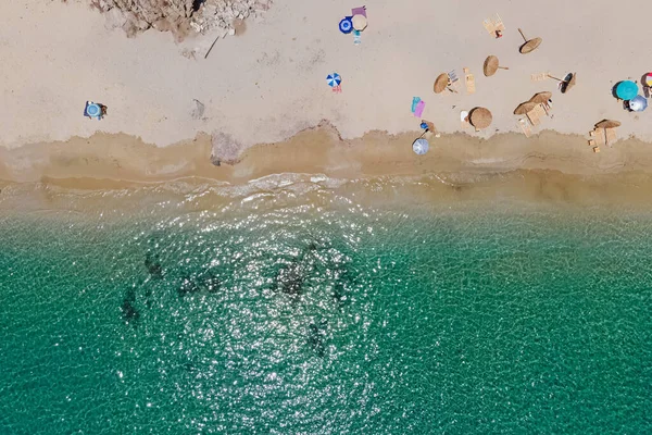 Drone Vista Aérea Playa Isla Griega Mykonos Paraguas Personas Irreconocibles — Foto de Stock