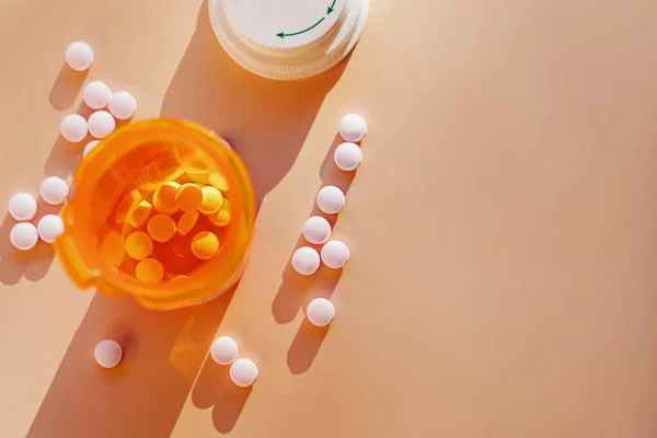 Вид Сверху Таблеток Пластиковой Оранжевой Бутылки Назначенных Лекарств Длинные Тени — стоковое фото