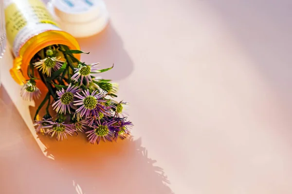 Primer Plano Las Flores Colocadas Frasco Plástico Naranja Para Medicamentos — Foto de Stock