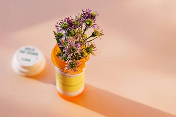 Flores Colocadas Frasco Plástico Naranja Para Medicamentos Recetados Concepto Medicina — Foto de Stock