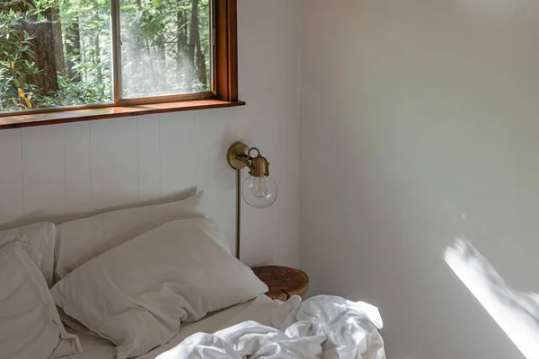 Wit Beddengoed Kussens Gezellig Interieur Leeg Bed Ochtend — Stockfoto