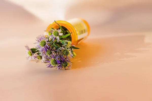 Flores Frasco Plástico Naranja Para Medicamentos Recetados Concepto Medicina Alternativa — Foto de Stock
