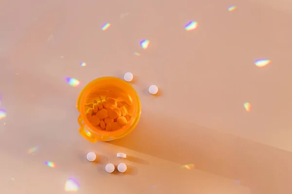 Tabletták Műanyag Narancssárga Palackban Szivárvány Fáklyák Antidepresszánsok Gyógyszerek — Stock Fotó