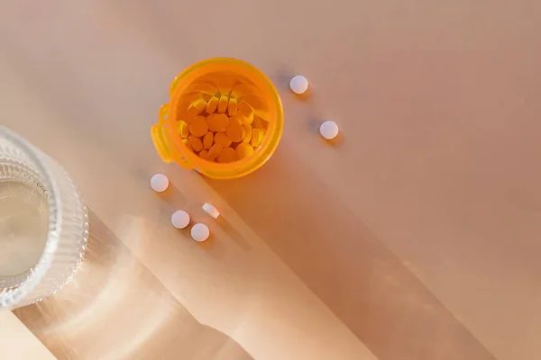 Таблетки Пластиковой Оранжевой Бутылке Стакане Воды Вид Сверху — стоковое фото