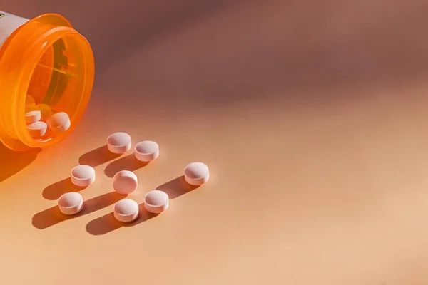 Таблетки Пластиковой Оранжевой Бутылке Прописанные Лекарства Обезболивающие Антидепрессанты Селективный Фокус — стоковое фото