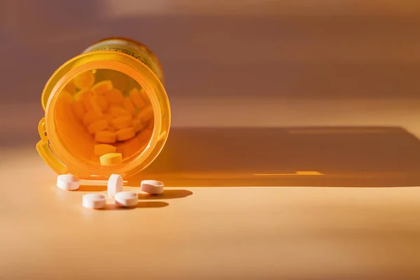 Tabletter Orange Plastflaska Närbild Receptbelagt Läkemedel Smärtstillande Antidepressiva Selektiv Inriktning — Stockfoto