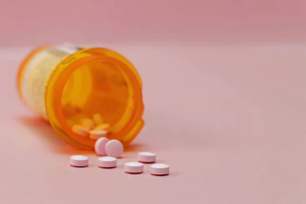 Таблетки Пластиковой Оранжевой Бутылке Крупным Планом Прописанные Лекарства Розовом Фоне — стоковое фото