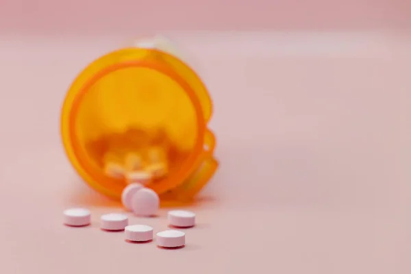 Gros Plan Sur Les Pilules Dans Une Bouteille Plastique Orange — Photo