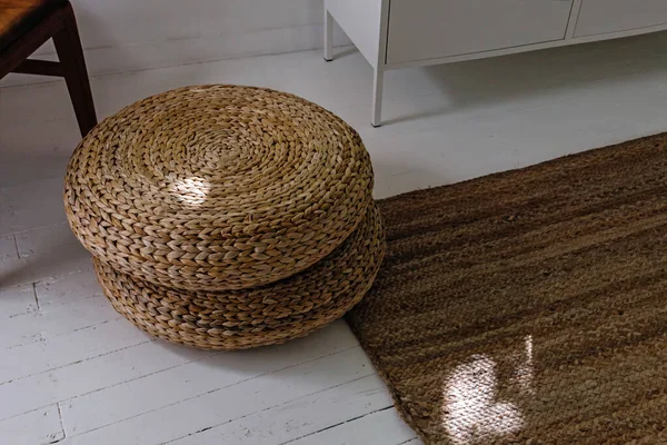 Minimalist modern iç mekan detayları, rattan halı.