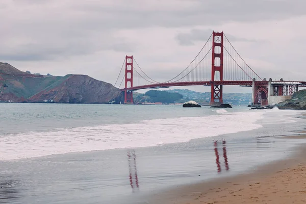 Kända Golden Gate Bridge Molnig Dag Utsikt Från Baker Beach — Stockfoto