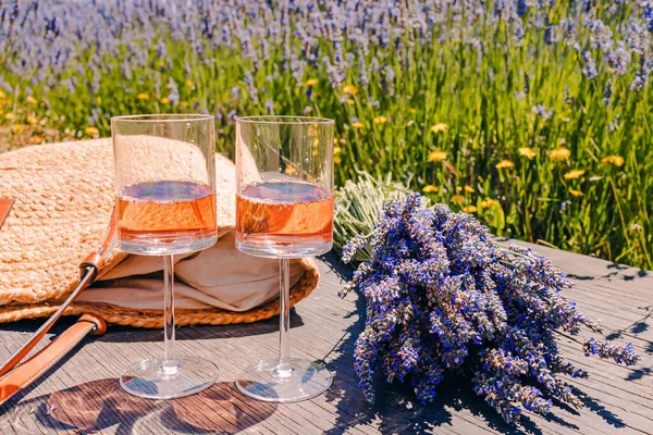 两杯玫瑰酒和一束薰衣草花 夏天在乡间野餐 — 图库照片