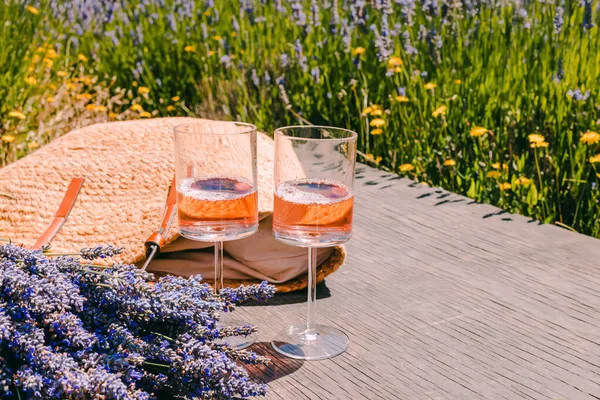 两杯玫瑰酒 一束薰衣草花和稻草袋 暑期野餐 — 图库照片