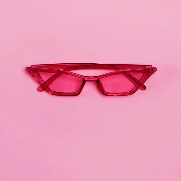 Óculos Sol Magenta Brilhantes Elegantes Isolados Fundo Rosa — Fotografia de Stock