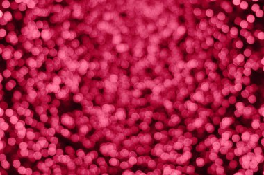 Canlı pembe renkli bulanık ışıklarla süslü soyut bir arka plan. Yılın en canlı mor rengi.