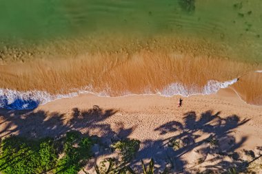Güzel kumlu plajda uzanan uzun avuçlu bir kadın. Güneşli bir gün, yaz tatili