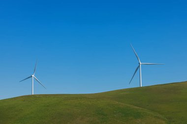 Yeşil çayırlarda rüzgar türbinleri, yenilenebilir enerji, sürdürülebilir yaşam tarzı
