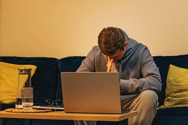 Frustrated Man Sitting Sofa Front His Laptop Sad Alone Solving — Foto Stock