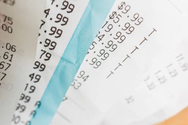 Farklı dükkanlardan alınmış makbuzların yakın çekimleri. Muhasebe, vergiler, yaşam masrafları.