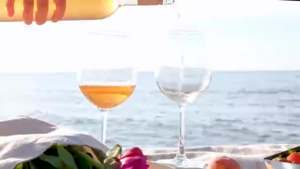 Ręczne Nalewanie Wina Różanego Kieliszków Spokojnym Morzem Tle Letni Piknik — Wideo stockowe