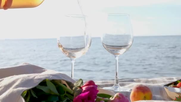 Mão Derramando Vinho Rosa Copos Com Mar Calmo Fundo Piquenique — Vídeo de Stock
