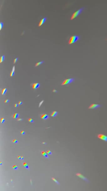 Małe Tęczowe Światła Kryształu Poruszającego Się Ścianie Efekt Świetlny Pryzmatu — Wideo stockowe