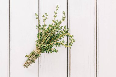 Kekik sürüsü beyaz ahşap masa, üst manzara